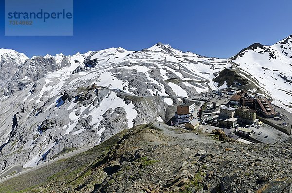 Passo Stelvio  sullo sfondo i rilievi di  Monte Scorluzzo