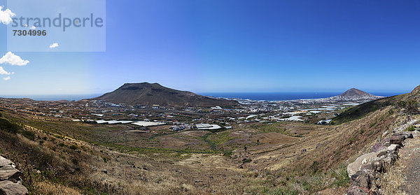 Blick auf die Ortschaft Galdar de Sardina und den Berg Pico de Galdar  Galdar  Gran Canaria  Kanarische Inseln  Spanien  Europa  ÖffentlicherGrund