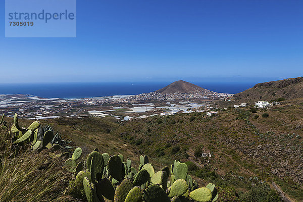 Blick auf die Ortschaft Galdar de Sardina und den Berg Pico de Galdar  Galdar  Gran Canaria  Kanarische Inseln  Spanien  Europa  ÖffentlicherGrund