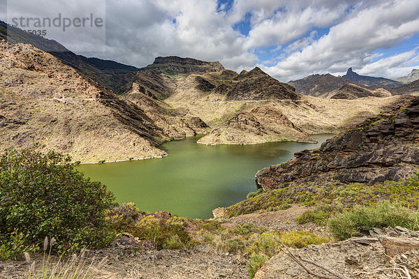 'Stausee Embalse Presa del Parralillo  auch der grüne See genannt  bei den Bergen Caldera de Tejeda  genannt ''ein Gewitter aus Stein'' Region Artenara  Gran Canaria  Kanarische Inseln  Spanien  Europa  ÖffentlicherGrund'