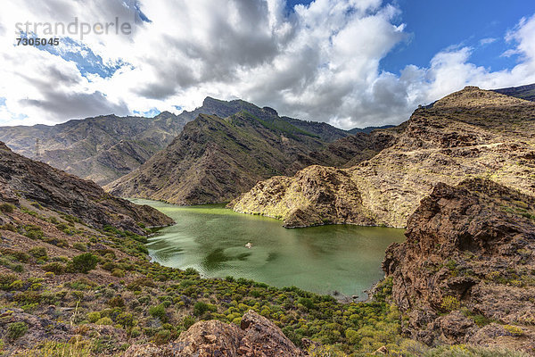 'Stausee Embalse Presa del Parralillo  auch der grüne See genannt  bei den Bergen Caldera de Tejeda  genannt ''ein Gewitter aus Stein'' Region Artenara  Gran Canaria  Kanarische Inseln  Spanien  Europa  ÖffentlicherGrund'