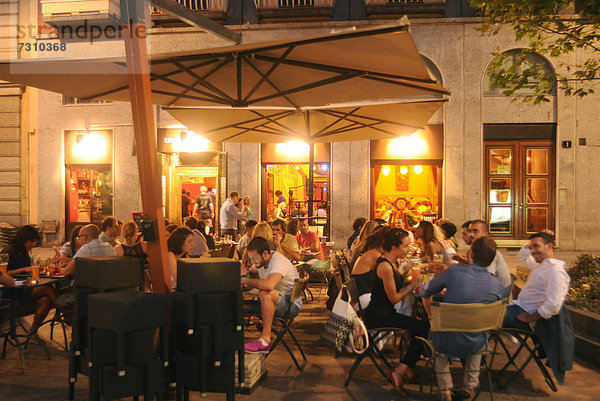 Italien  Lombardei  Mailand  Arco della Pace  Menschen mit Getränken im Freien