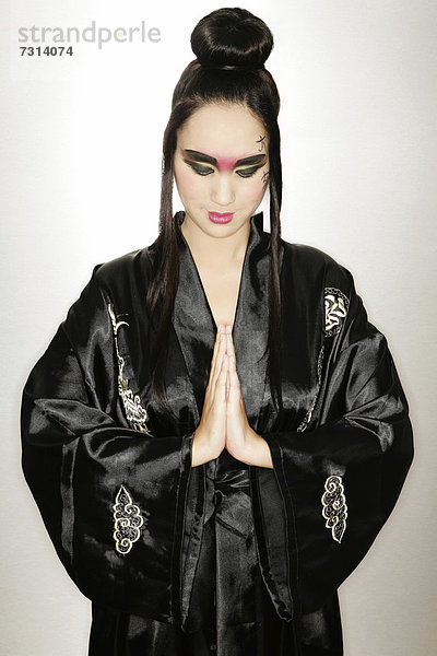 Junge Frau phillipinischer Abstammung im Geisha-Look