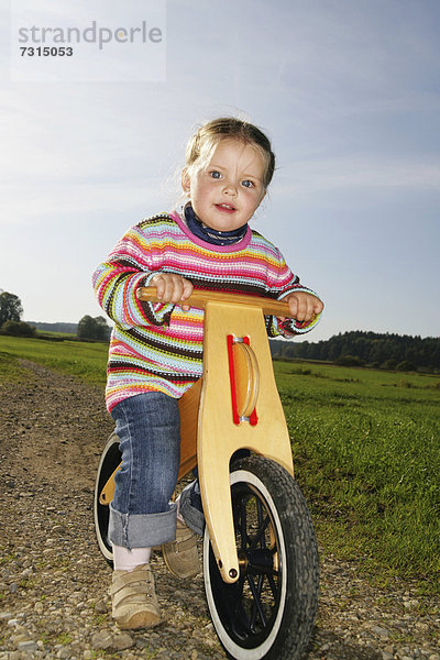 Mädchen (3 Jahre) fährt auf einem Rad