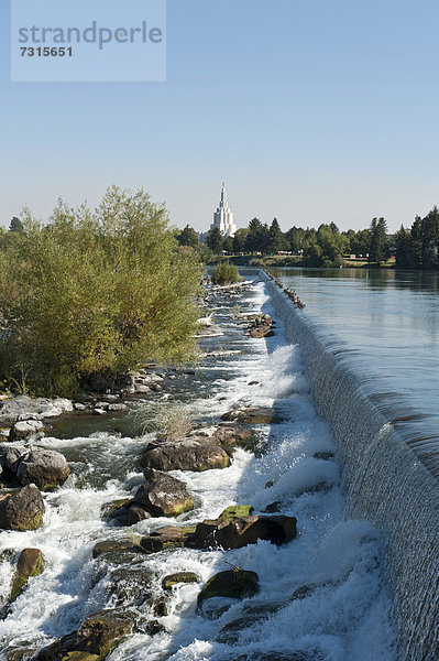Stadt am Fluss  Wasserfall  Snake River  Idaho Falls  Idaho  Westen der USA  Vereinigte Staten von Amerika  Nordamerika