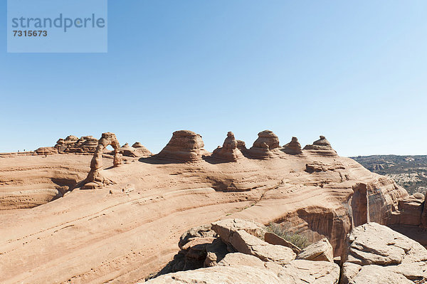 Roter Sandstein  Natur-Steinbogen und Fels-Formationen  Delicate Arch  Arches-Nationalpark  Utah  Westen der USA  Vereinigte Staten von Amerika  Nordamerika