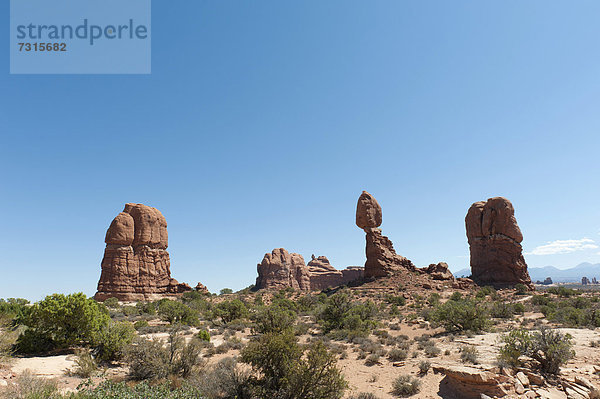 Roter Sandstein  wackeliger Felsen  Balanced Rock  Arches-Nationalpark  Utah  Westen der USA  Vereinigte Staten von Amerika  Nordamerika