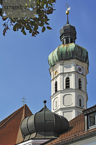 Zwiebelturm mit Turmuhr der Pfarrkirche St. Jakob  Dachau  Bayern  Deutschland  Europa