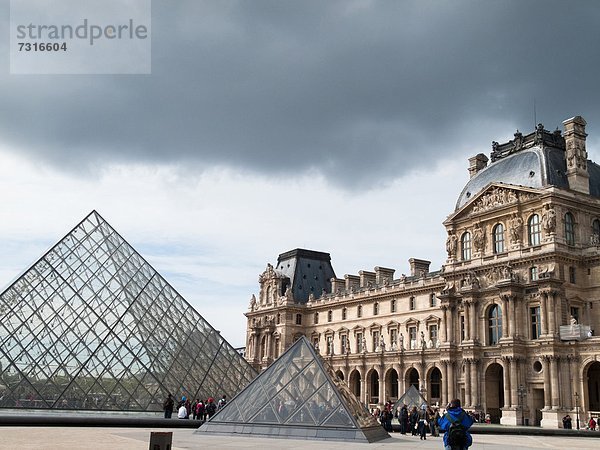 pyramidenförmig  Pyramide  Pyramiden  Paris  Hauptstadt  Frankreich  Louvre  Pyramide