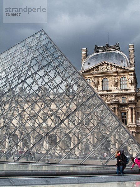 pyramidenförmig  Pyramide  Pyramiden  Paris  Hauptstadt  Frankreich  Louvre  Pyramide