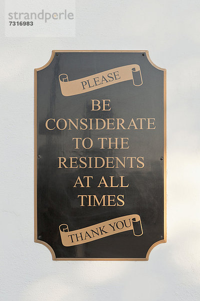 '''Be considerate to residents''  Englisch für ''nehmen sie Rücksicht auf Anwohner''  Schild an einer Kneipe  Cutty Sark Pub  Greenwich  London  England  Großbritannien  Europa'