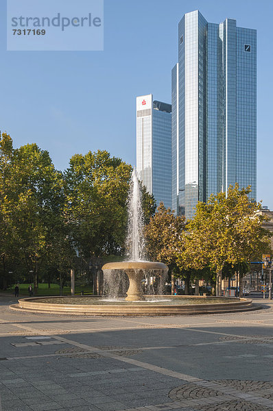 Zwillingstürme der Deutschen Bank und das Trianon mit dem Lucae-Brunnen auf dem Opernplatz  Frankfurt am Main  Hessen  Deutschland  Europa  ÖffentlicherGrund