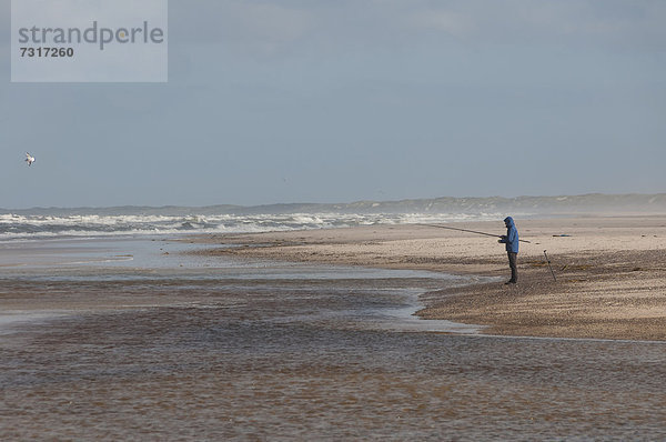 Angler am Strand bei Henne M¯lle _  Westjütland  Dänemark  Europa