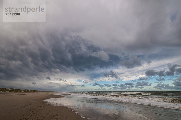 Dramatische Wolkenbildung am Nordseestrand  Henne Strand  Westjütland  Dänemark  Europa
