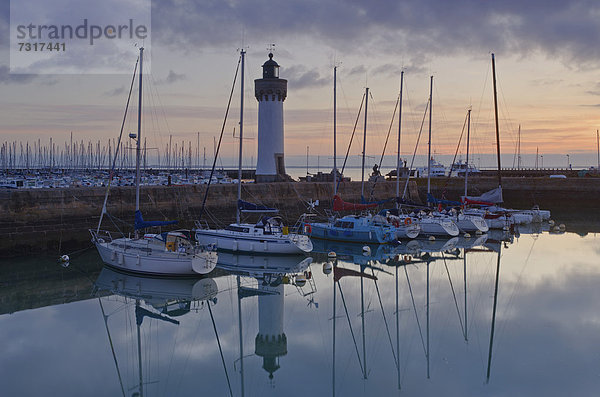 Spiegelung von Leuchtturm und Booten im östlichen Hafen in den frühen Morgenstunden  Port-Haliguen in Quiberon  südliche Bretagne  Bretagne  Frankreich  Europa