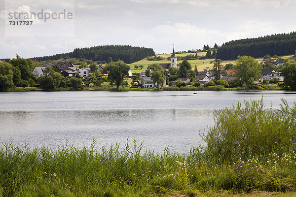 Schalkenmehrer Maar  Schalkenmehren  Daun  Eifel  Rheinland-Pfalz  Deutschland  Europa  ÖffentlicherGrund