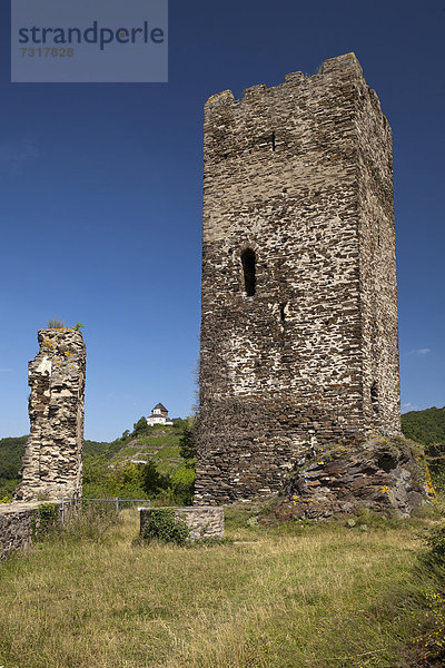 Niederburg über dem Ortsteil Kobern  hinten Matthiaskapelle und Oberburg  Kobern-Gondorf  Mosel  Rheinland-Pfalz  Deutschland  Europa  ÖffentlicherGrund