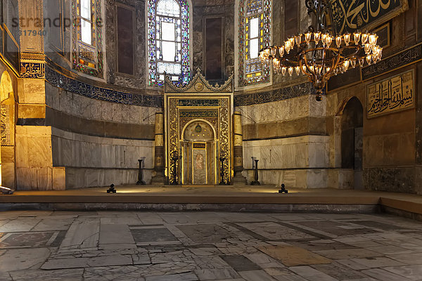 Islamischer Einbau  die Gebetsnische  Mihrab  für das muslimische Ritualgebet  Hagia Sophia  Ayasofya  Innenansicht  UNESCO-Weltkulturerbe  Istanbul  Türkei  Europa