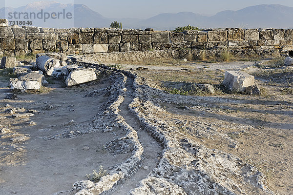Wasserleitsystem in der antiken Ausgrabungsstätte Hierapolis  bei Pamukkale  Denizli  Westtürkei  Türkei  Asien