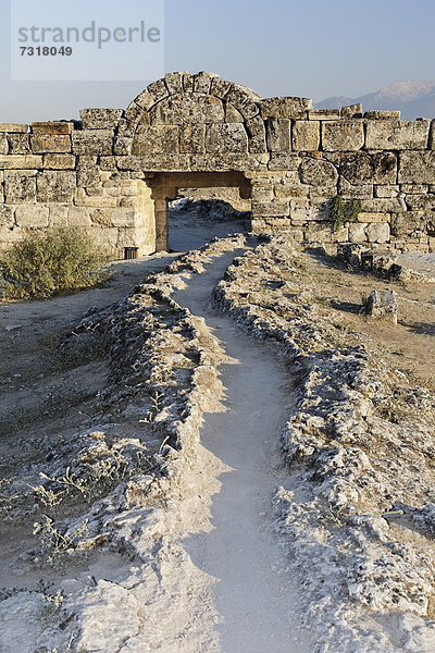 Wasserleitsystem in der antiken Ausgrabungsstätte Hierapolis  hinten das byzantinische Tor  bei Pamukkale  Denizli  Westtürkei  Türkei  Asien