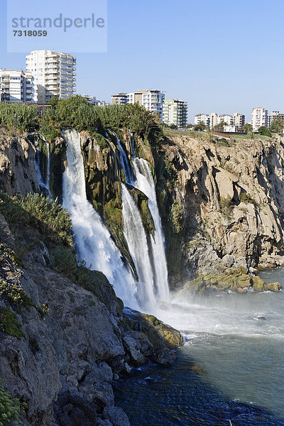 Düden Wasserfall oder Karpuzkaldiran Wasserfall  Antalya  Türkische Riviera  Türkei  Asien