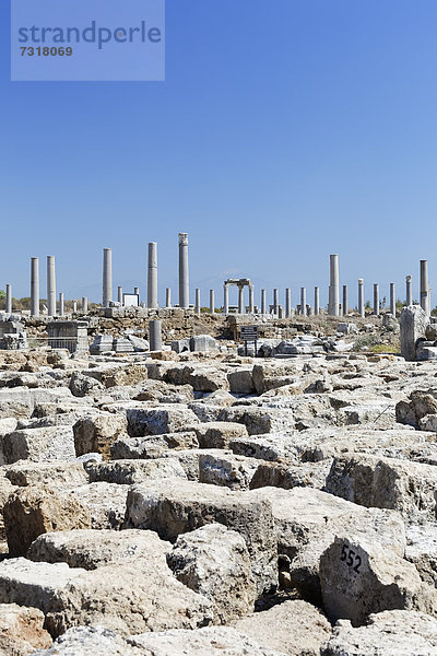 Überreste und Säulenallee der Agora  Marktplatz in der antiken Ausgrabungsstätte in Perge  Aksu  Türkische Riviera  Antalya  Türkei  Asien