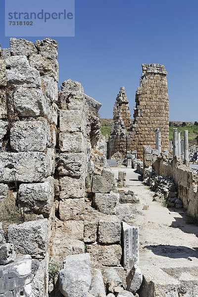 Hellenistisches Stadttor  Ruinen der ovalen Türme  Perge  Aksu  Türkische Riviera  Antalya  Türkei  Asien