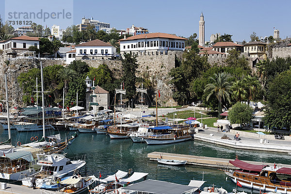 Hafen in der Altstadt von Antalya  hinten die Yivli Minare Moschee  Kaleici  Türkische Riviera  Türkei  Asien