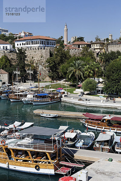 Hafen in der Altstadt von Antalya  hinten die Yivli Minare Moschee  Kaleici  Türkische Riviera  Türkei  Asien
