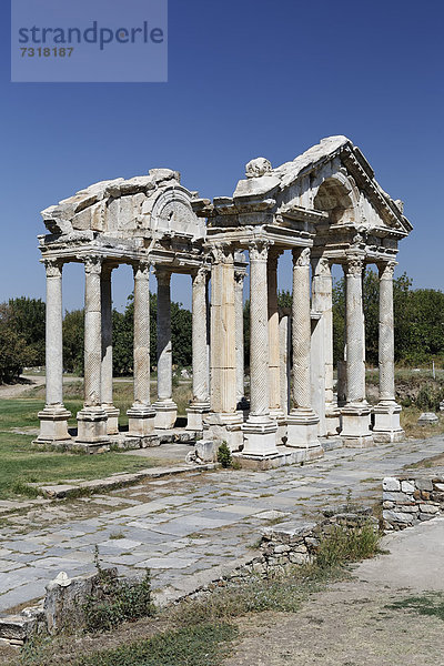 Tetrapylon oder Propylon in der antiken Ausgrabungsstätte Aphrodisias  Geyre  Karacasu  Aydin  Westtürkei  Türkei  Asien