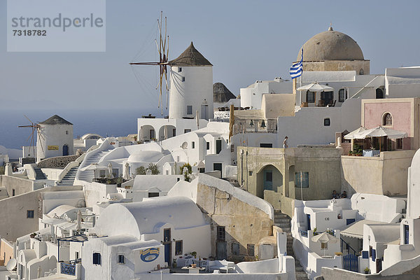 Windturbine Windrad Windräder Europa Gebäude Stadt Santorin Kykladen Griechenland Griechische Inseln alt