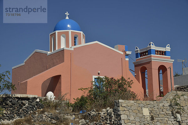 Kirche mit blauer Kuppel  typische Kykladen-Architektur  OÌa  Santorin  Kykladen  Griechische Inseln  Griechenland  Europa