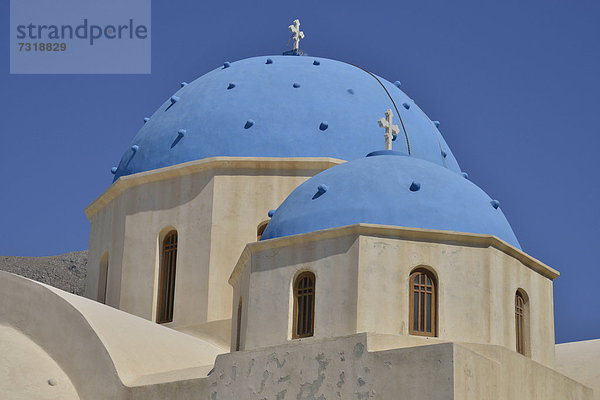 Blaue Kuppeln der Kirche TÌmios StavrÛs  PerÌssa  Santorin  Kykladen  Griechische Inseln  Griechenland  Europa