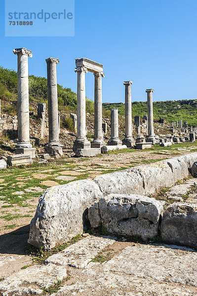 Straße mit Säulen zum Nymphäum  Brunnen  Perge  Antalya  Türkei