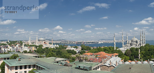 Panoramablick über den Bosporus mit der Blauen Moschee und der Hagia Sophia  Museum  Istanbul  Türkei