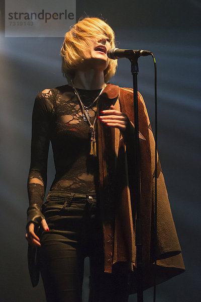 Sängerin und Frontfrau Lisa Elle von der britischen Band Dark Horses live in der Schüür Luzern  Schweiz  Europa