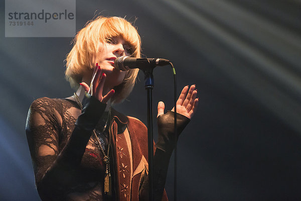 Sängerin und Frontfrau Lisa Elle von der britischen Band Dark Horses live in der Schüür Luzern  Schweiz  Europa