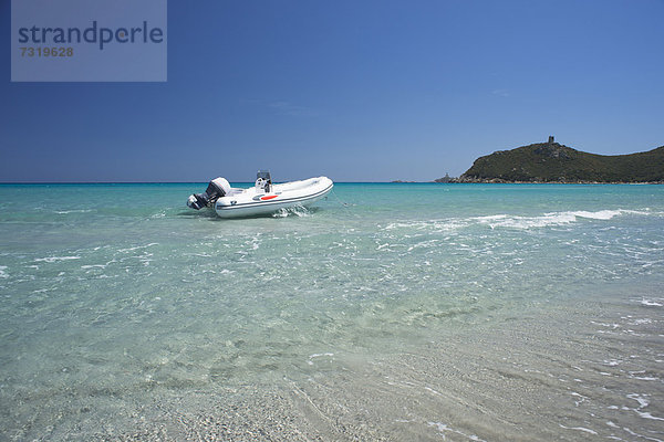 Europa Strand Ruine Anker werfen ankern frontal Schlauchboot Italien Porto Gummi Sardinien