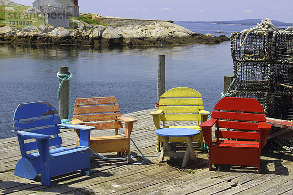 Bunte Stühle  Peggy's Cove  Maritime Provinces  Seeprovinzen  Atlantische Küste  Nova Scotia  Neuschottland  Kanada