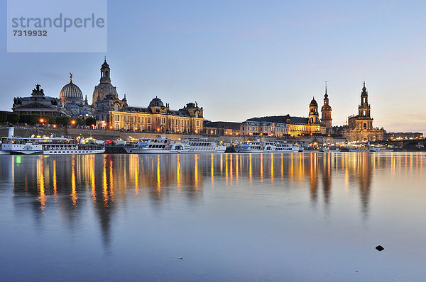 Blick über die Elbe zur Altstadt von Dresden am Abend  Sachsen  Deutschland  Europa