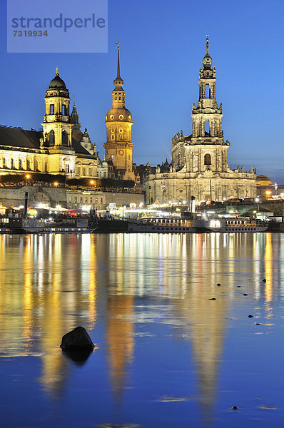 Blick über die Elbe zur Altstadt von Dresden  Schlosskirche  Sachsen  Deutschland  Europa