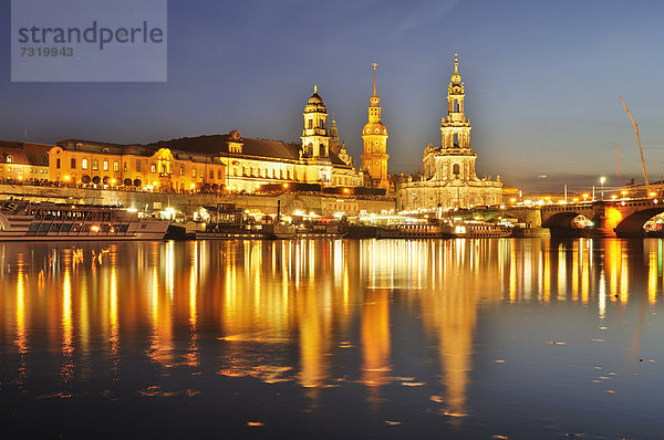 Blick über die Elbe zur Altstadt von Dresden am Abend  Sachsen  Deutschland  Europa