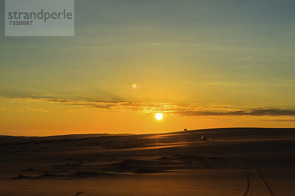 4x4 Geländewagen in Namib Wüste  Sonnenuntergang  Namib Naukluft Park  Namibia  Afrika