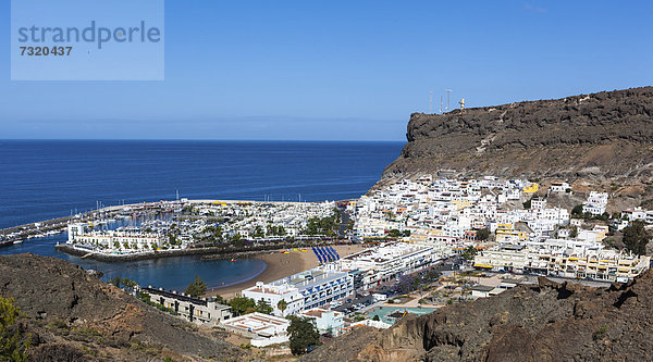 Blick auf Port de Mogan  Gran Canaria  Kanarische Inseln  Spanien  Europa  ÖffentlicherGrund