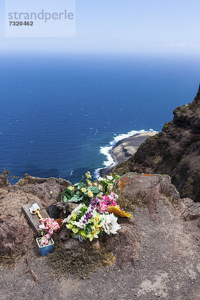 Gedenkkreuz zur Erinnerung an eine abgestürzte Person an der Steilküste bei Casas de Tirma de San Nicol·s  Region Artenara  Gran Canaria  Kanarische Inseln  Spanien  Europa  ÖffentlicherGrund