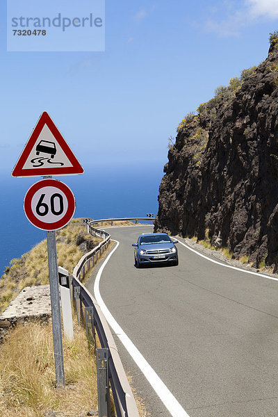 Küstenstraße an Steilküste bei El Risco  Region Artenara  Gran Canaria  Kanarische Inseln  Spanien  Europa  ÖffentlicherGrund