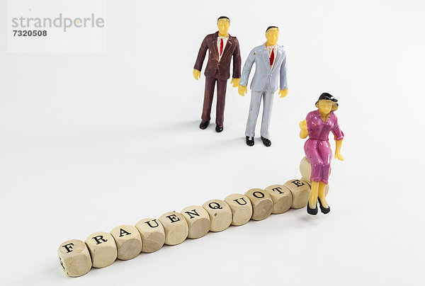'Miniaturfiguren  Buchstabenwürfel bilden Schriftzug ''Frauenquote'''