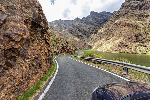 'Straße am Stausee Embalse Presa del Parralillo  auch der grüne See genannt  bei den Bergen Caldera de Tejeda  genannt ''ein Gewitter aus Stein'' Region Artenara  Gran Canaria  Kanarische Inseln  Spanien  Europa  ÖffentlicherGrund'