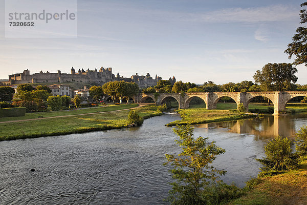 Carcassonne  Burg mit Brücke über den Fluß Aude  Morgenstimmung  Region Languedoc-Roussillion  DÈpartement Aude  Frankreich  Europa