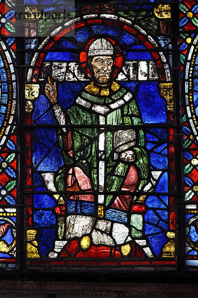 Glasfenster im Chor mit Thomas Becket  Kathedrale von Canterbury  Region Südostengland  Verwaltungsgrafschaft Kent  England  Großbritannien  Europa